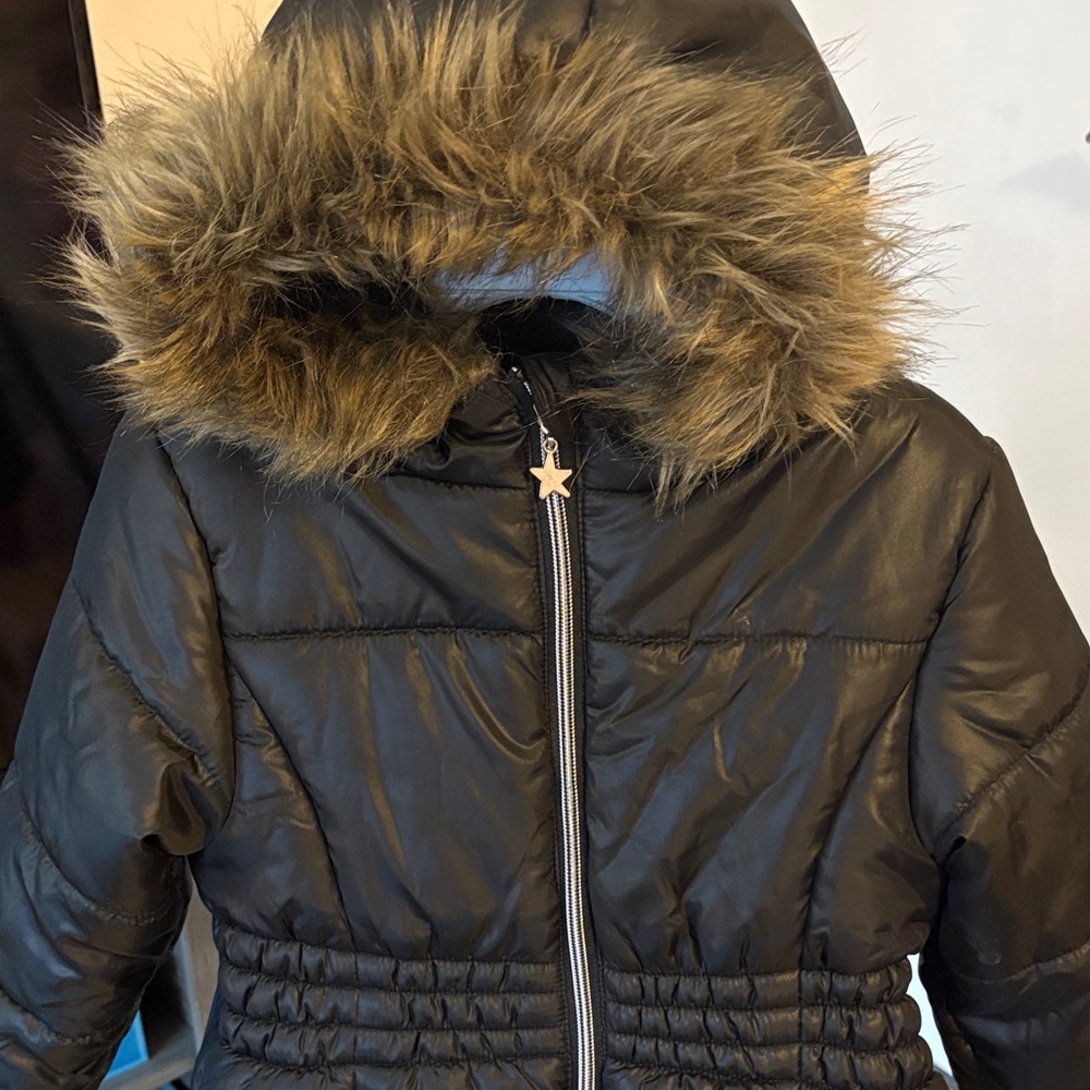 Chic Black Puffer Jacket with Faux Fur Trim